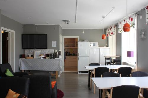 耶夫勒特斯托卡酒店的一间厨房和带桌椅的客厅