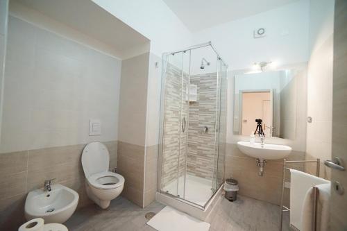 科森扎Central Home B&B的浴室配有卫生间、盥洗盆和淋浴。
