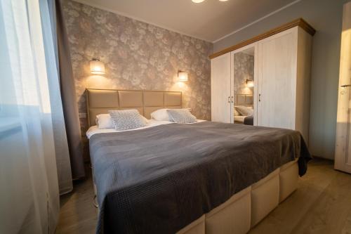 奥泰佩Otepää Holiday Apartment的一间卧室配有一张大床和两个枕头