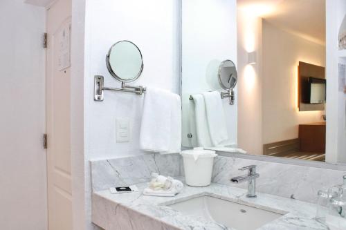蒙特雷蒙特雷山谷康福特茵酒店的一间带水槽和镜子的浴室