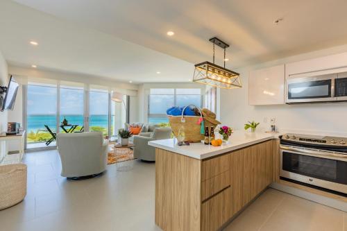 棕榈滩Azure Beach Residences的厨房和客厅,享有海景