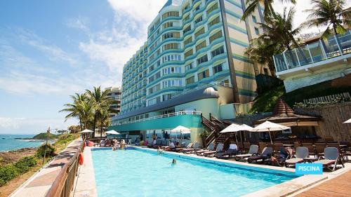 萨尔瓦多Vila Galé Salvador的大型酒店,设有毗邻大海的游泳池