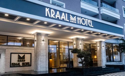 伏罗拉Kraal Hotel Vlore的带有读肾脏酒店标志的酒店