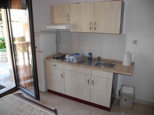 Apartments in Crikvenica 41042的厨房或小厨房