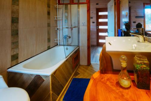 皮奇勒姆The Sirena Insolente Hostel的带浴缸和盥洗盆的浴室