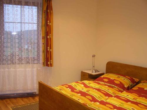 鲁达Holiday home in Ruda 2035的一间卧室设有一张床和一个窗口