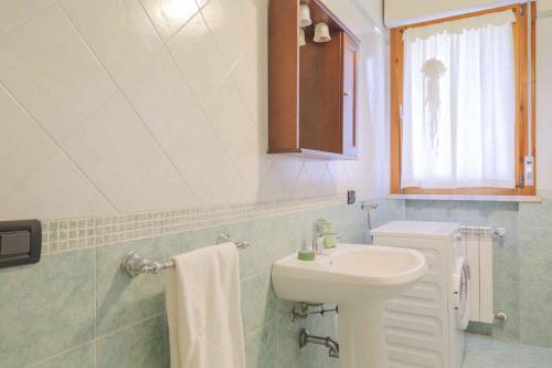 波吉邦西Apartment in Poggibonsi/Toskana 38410的白色的浴室设有水槽和卫生间。