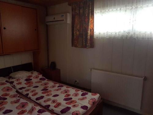 Holiday home in Balatonakali 37240客房内的一张或多张床位