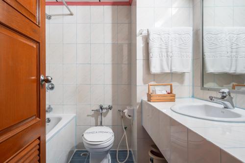 曼谷伊丽莎白酒店的白色的浴室设有水槽和卫生间。
