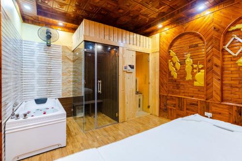 Hương GiaTheKing Hotel的带淋浴的浴室和客房内的一张床
