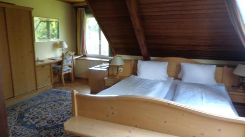 Hotel Restaurant - Häuserl im Wald Graz客房内的一张或多张床位