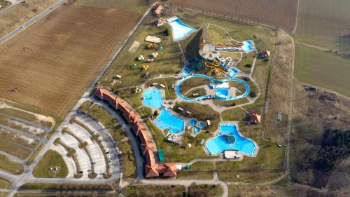 佐洛埃格塞格贝缇里帕兹奥旅馆的享有带游泳池的度假村的顶部景致