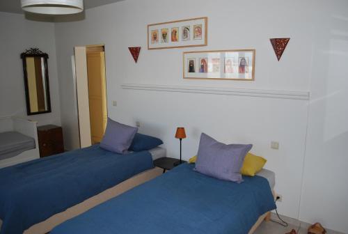 Moorslede最喜欢的床和早餐旅馆的卧室内两张并排的床