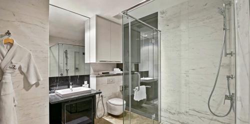 吉隆坡Grand Suite at Platinum KLCC的带淋浴、盥洗盆和卫生间的浴室