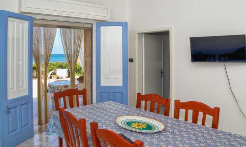 托雷瓦多Villetta Maredorat Vista Mare by HDSalento的一间设有桌子的海景用餐室