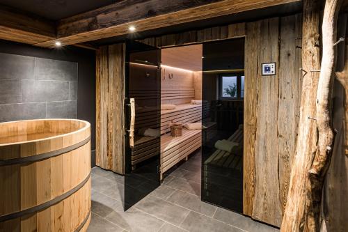 奥伯斯特多夫Loretto的一间设有木墙桑拿浴室的客房