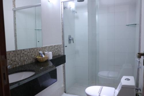 特雷西纳Alfa Hotel Teresina的带淋浴、盥洗盆和卫生间的浴室