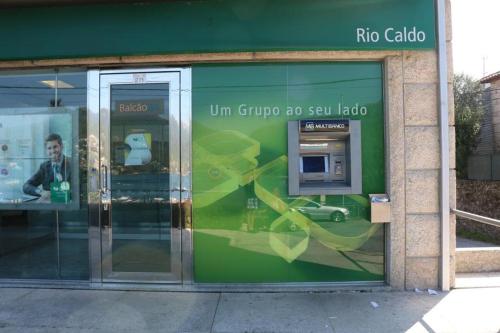 吉尔斯Cantinho Verde T3的绿色建筑,带旋转门和付费电话