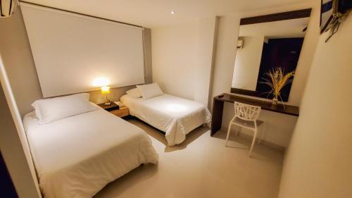 巴耶杜帕尔格兰德大道精品酒店的酒店客房设有两张床和窗户。