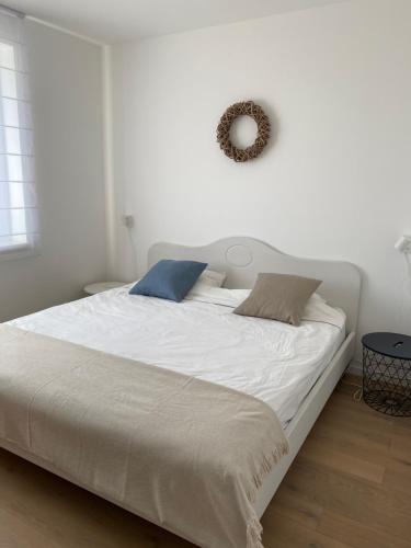 蒂萨菲赖德OpusTisza7 Apartman的一张白色的床,上面有两个枕头