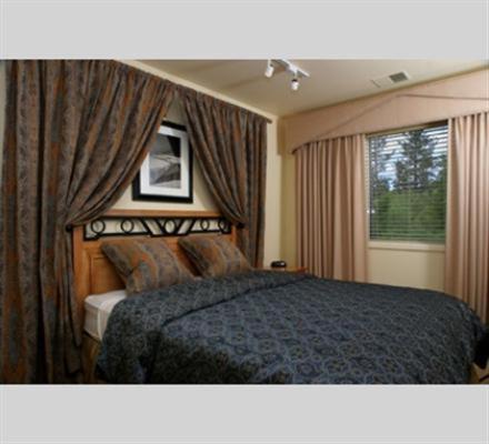 斯德特莱恩金斯伯里路口公寓式酒店的一间卧室配有床和带窗帘的窗户