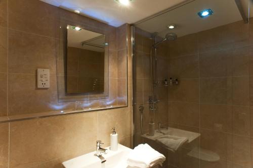 圣莫斯尼尔沃特住宿加早餐旅馆的一间带水槽、淋浴和镜子的浴室