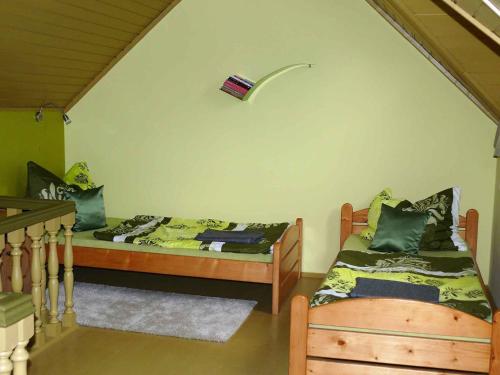 鲍洛通凯赖斯图尔Apartment in Balatonkeresztur 35398的一间卧室设有两张床,墙上配有一盏灯。