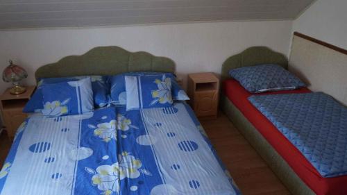 鲍洛通维拉戈什Apartments in Balatonvilagos/Balaton 26340的一间卧室配有两张单人床和蓝色被子