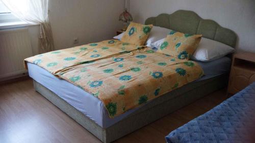 鲍洛通维拉戈什Apartments in Balatonvilagos/Balaton 26340的一间卧室配有一张床和被子