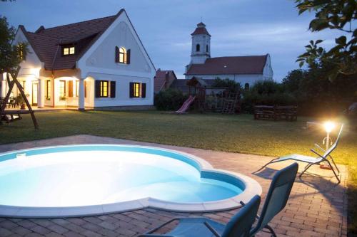 大瓦若尼Holiday home Nagyvazsony/Balaton 20231的房屋前有游泳池的房子