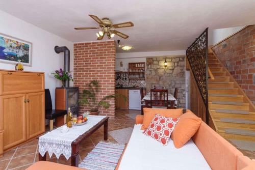 BarciHoliday home in Saftici 26679的带沙发和吊扇的客厅