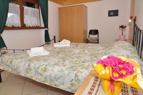 皮耶韦迪莱德罗Apartments in Pieve di Ledro/Ledrosee 22671的一间卧室配有一张带花纹床单的床