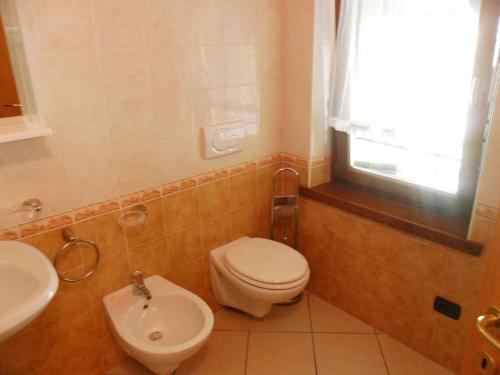 皮耶韦迪莱德罗Apartments in Pieve di Ledro/Ledrosee 22671的一间带卫生间和水槽的浴室