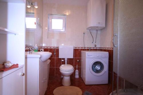 希洛Apartments in Silo/Insel Krk 13442的一间带卫生间和洗衣机的浴室