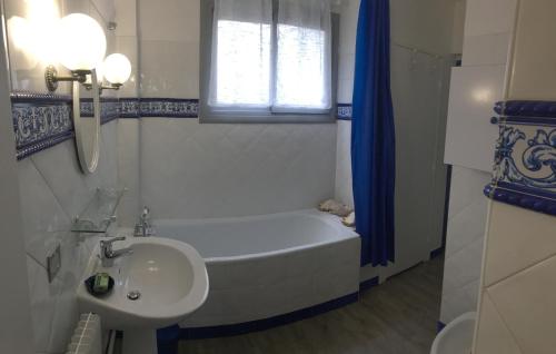 科利尤尔Appartement à 300m du centre et des plages的白色的浴室设有浴缸和水槽。