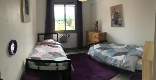科利尤尔Appartement à 300m du centre et des plages的一间卧室配有一张床、一个梳妆台和一扇窗户。