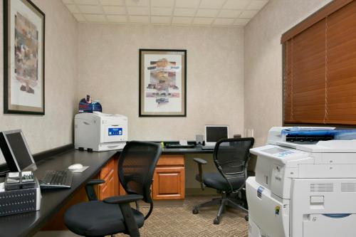 绿湾绿湾温德姆集团温盖特酒店的办公室配有书桌、电脑和椅子