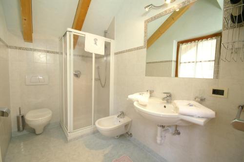 圣马蒂诺-因巴迪亚拉弗吕农家乐的一间带两个盥洗盆、淋浴和卫生间的浴室