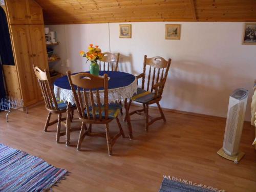 鲍洛通费尼韦什Apartment Balatonfenyves/Balaton 18360的一间配备有蓝色桌子和椅子的用餐室