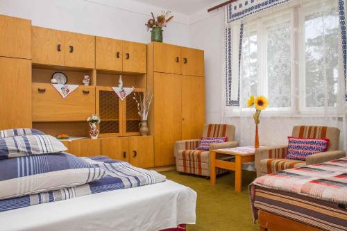鲍洛通凯赖斯图尔Holiday home in Balatonkeresztur 19524的一间卧室配有两张床和一张桌子及椅子