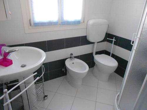罗索利纳马雷滨海罗索利纳4号度假屋的一间带卫生间和水槽的浴室