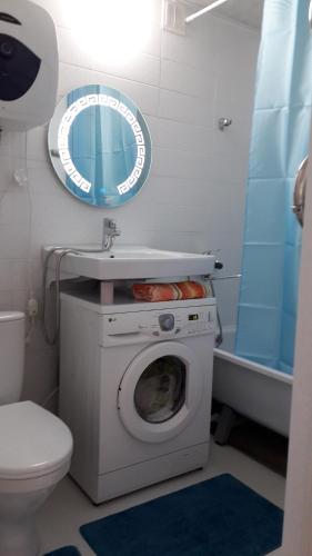 奎兹洛达Светлая квартира для гостей的一间带洗衣机和水槽的浴室