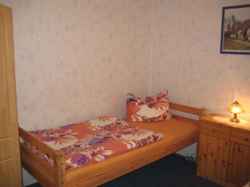 KamminkeApartment Kamminke 3的一间小卧室,配有床和床头柜