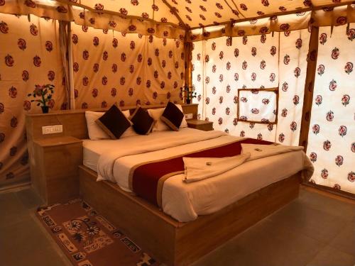 山姆Aroma Desert Safari Camp的卧室配有一张床