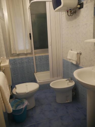 热那亚Red and Blues Music Hotel Genova的一间带卫生间和水槽的浴室