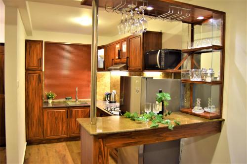 努沃勒埃利耶Lake Infinity Luxury Condos的厨房配有木制橱柜和台面