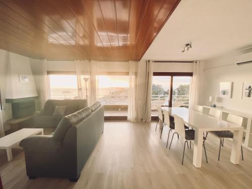 滨海托萨Apartamento Tossa de Mar的客厅配有沙发和桌子