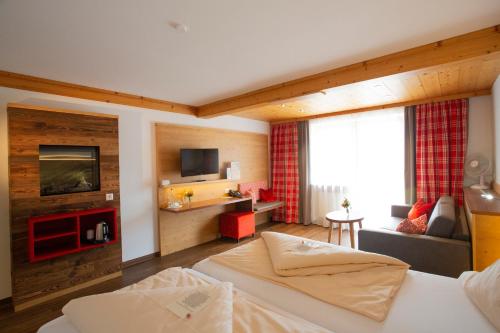 考夫博伊伦阿姆卡敏酒店的酒店客房设有床和客厅。