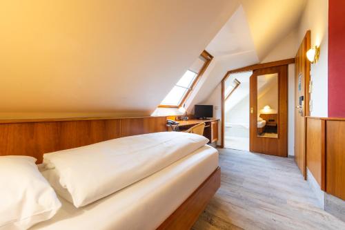 卡尔斯鲁厄AAAA库伯勒酒店的一间卧室设有一张大床和一个窗户。