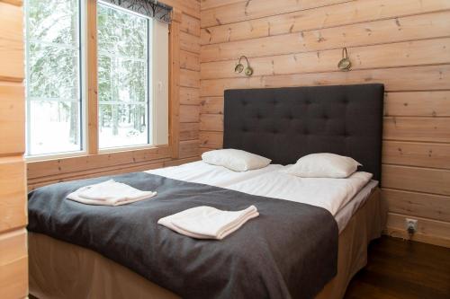 科林基拉Kolin Lotus Superior的一间卧室配有一张床,上面有两条毛巾